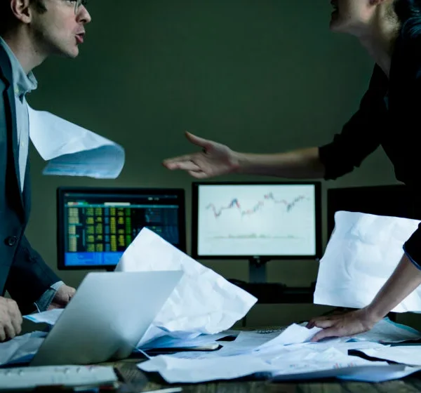 Colleagues disagreeing meeting 1024x560 1 600x560